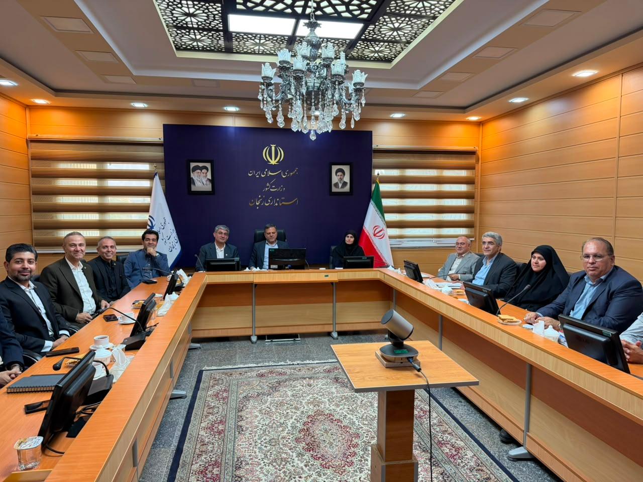 اجتماع محافظ وكبار مديري محافظة زنجان مع مديري شركة صرافة الفارسية