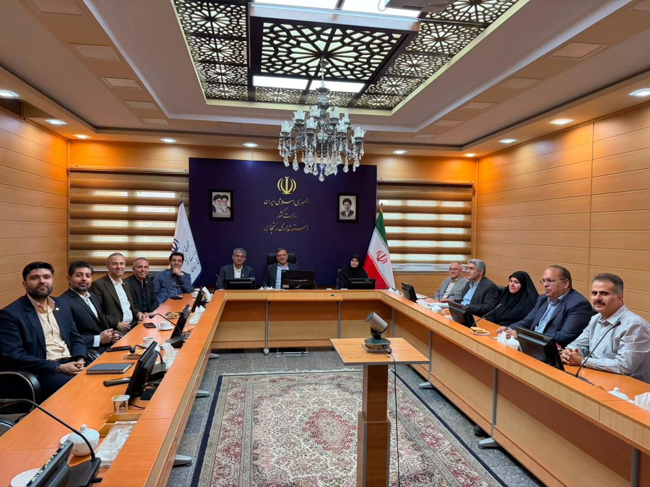 اجتماع محافظ وكبار مديري محافظة زنجان مع مديري شركة صرافة الفارسية